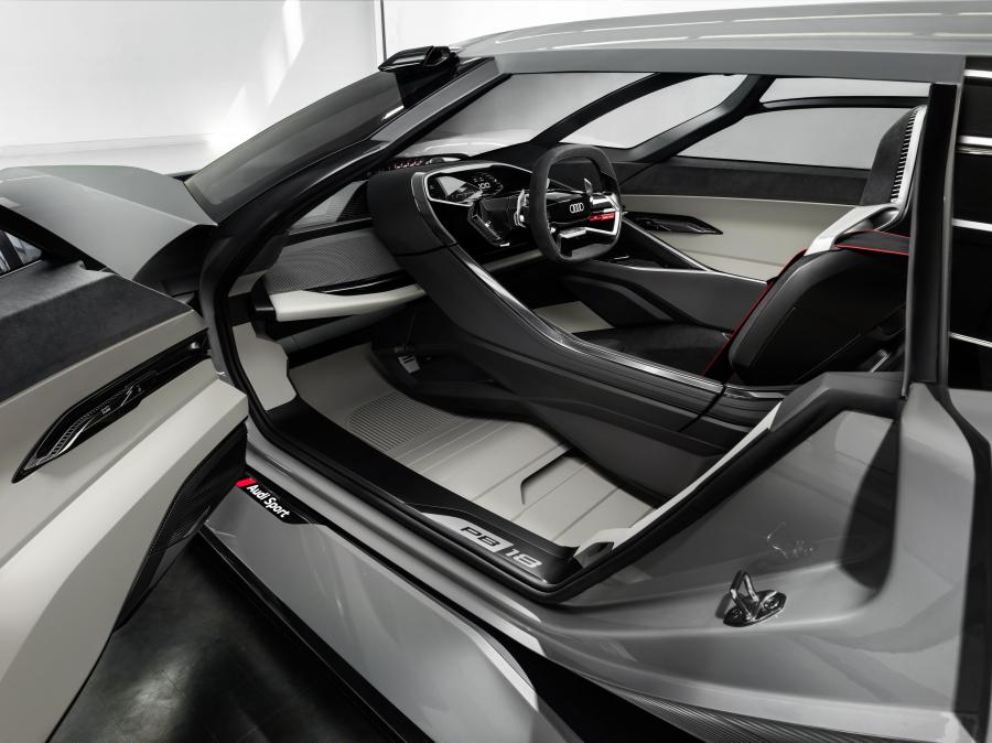 Интерьер Audi PB 18 e-tron 2018 года  (фото 20 из 51)